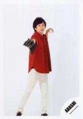 【中古】生写真(ジャニーズ) 嵐/二宮和也/全身(見切れ)・右手グローブ・左手ボール/シングル「夏疾風」MV＆ジャケ写撮影オフショット/公式生写真