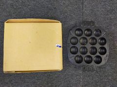 E13-20250830-02　昭和レトロ 鋳物製 たこ焼き器 アポロ製 大サイズ 14穴 箱付き