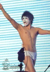 【中古】生写真(男性) ゴールデンボンバー/樽美酒研二/ライブフォト・膝上・上半身裸・衣装白・右手上げ・背景水色/「ゴールデンボンバー ホントに全国ツアー2013～裸の王様～」(2013.10.08 国立代々木競技場 第一体育館)/ファンコレ OFICIAL 