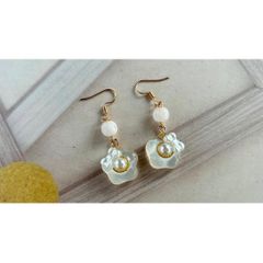 レジン お花 ビーズ ピアス ホワイト ゴールド