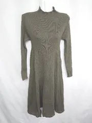 ◇ emi＋ エミプラス ニット素材　タートルネック 長袖 マキシ丈 ニットワンピース サイズM カーキ レディース E  【1408060063581】