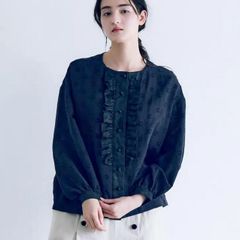 MAGALI | コットンスノードット・フリルブラウス (ラベンダーグレイ) | カットソー トップス マガリ MAGALI | コットンスノードット・フリルブラウス (ラベンダー