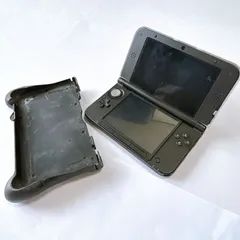 任天堂　3DSLL 初期化済み　シルバー　ブラック　3DSLL用 プロテクトグリップ　ANS-3D033BK 本体　グリップベタつきあり　タッチペン(ホワイト)あり　動作確認済み　管理番号KKVUNRA33