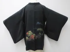 【一輝堂】【着物】黒羽織　絵羽柄　刺繍　風景文　羽織紐付き　身丈約79cm　裄丈約64.5cm　25z03-1549