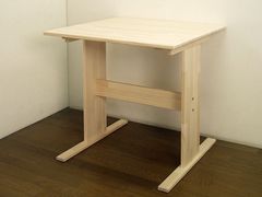 新品・未開封・国産品：ハンドメイドパイン材７０幅ダイニングテーブル　カントリー調　コンパクト　１ヶ月以内の発送
