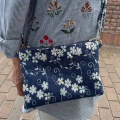 ビーズ刺繍のショルダーバッグ