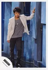 【中古】生写真(ジャニーズ) 嵐/大野智/全身・ジャケット白・インナーグレー・左手壁・目線下/公式生写真