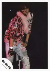 【中古】生写真(ジャニーズ) Kis-My-Ft2/藤ヶ谷太輔/ライブフォト・膝上・衣装豹柄・ピンク・ファー・眼鏡・目線右・背景黒/公式生写真