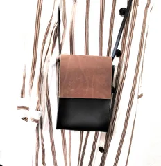 ミニショルダーバッグ　スマホショルダー　ポシェット　斜め掛けバッグ　本革ショルダー　黒　レザー