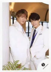【中古】生写真(ジャニーズ) King ＆ Prince/平野紫耀・岸優太/膝上・衣装白・赤・紫・向かい合い・岸左手ポケット/「JOHNNYS’ King ＆ Prince IsLAND」グッズオフショット/公式生写真