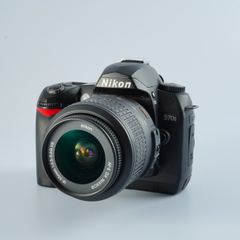 Nikon ニコン D70s + AF-S DX NIKKOR 18-55mm F/3.5-5.6 G VR デジタル一眼レフカメラ