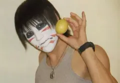 【中古】生写真(男性) ゴールデンボンバー/樽美酒研二/横型・バストアップ・グレーのタンクトップ・ネックレス・笑顔/2014.11.28 The 34th Anniversary/バースデーメモリアルフォトアルバム