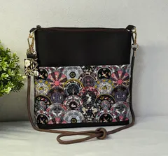 【裁縫ストア・ボヌール】大人かわいい　アールヌーヴォー シンフォニーシリーズ ブラック×ピンク  ボタニカル柄　ショルダーバッグ　サコッシュ　クロスボディーバッグ　インド刺繍リボン　ハンドメイド　ポケットいっぱい　ゴージャス   スマート / №500-650