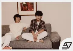 【中古】生写真(男性) SUPER★DRAGON/志村玲於・松村和哉/横型・全身・衣装白・横並び・ソファ座り・室内/「NUMBER 9 TOUR」生写真セット～第4弾～