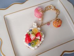 リンゴ型ケーキとマカロンとシューのバッグチャーム