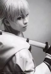 【中古】生写真(男性) 岡宮来夢(鶴丸国永)/キャラクターショット/写真集「ミュージカル刀剣乱舞 鶴丸国永 大倶利伽羅 双騎出陣 ～春風桃李巵～ 彩時記」公式通販4社先行予約期間限定特典ブロマイド