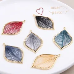 黒 ハープチャーム リーフチャーム ブラック アンティーク風 ヴィンテージ ゴールドフレーム ハロウィン クリスマス 蜘蛛の巣 しずく 雫 羽根 雪の結晶 小悪魔 刺繍糸チャーム フラワーパーツ 花 葉 水着 着物 ビンテージ 4個 ろ