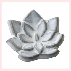 （５Ｐセット）陶器製　白釉蓮　箸置　K5874　◎2セット目～大幅値引き対象商品　※陶器,個性的,シリーズ,高級感,高品質,おしゃれ,お祝い事,新春,お正月,宴会,新年会,縁起,おもてなし,御膳,箸置き,きれい,バリエーション,花,フラワー,ハス,ホワイト