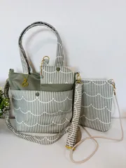 【裁縫ストア・ボヌール】大人かわいい　北欧風　フリルストライプ柄　モスグリーン系　トートバッグ　ポーチ/サコッシュ　メガネケース　ショルダーバッグ　ショルダーストラップ付き   ポケットいっぱい　ハンドメイド/ №500-380