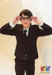 【中古】生写真(ジャニーズ) ジャニーズWEST/重岡大毅/膝上・衣装黒・白・スーツ・両手眼鏡/「ジャニーズWEST LIVE TOUR 2019 WESTV!」オリジナルフォト