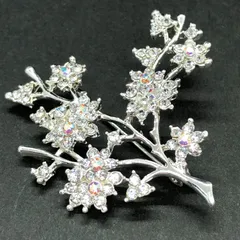 ビンテージ　ブローチ　クラッシックでエレガントなデザイン！シルバートーン　花のモチーフ　枝状デザイン　キラキラ反射が華やかな　（AKS004）　