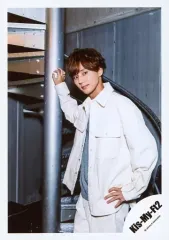 【中古】生写真(ジャニーズ) Kis-My-Ft2/藤ケ谷太輔/膝上・衣装白・グレー・右手上げ・左手腰・左向き・カメラ目線・階段/「Kis-My-Ft2 LIVE TOUR 2018 YOU＆ME Extra Yummy!!」グッズオフショット/公式生写真 