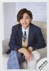 【中古】生写真(ジャニーズ) なにわ男子/道枝駿佑/膝上・座り・衣装制服・紺・白・ベージュ・グレー・足組み・左向き・笑顔/「なにわ男子 First Live Tour 2019～なにわと一緒に#アオハルしよ?～」グッズオフショット/公式生写真