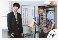 【中古】生写真(ジャニーズ) ジャニーズWEST/中間淳太・藤井流星/横型・膝上・衣装黒・茶色・水色・チェック柄・中間右手拡声器・目線左/「ジャニーズWEST LIVE TOUR 2019 WESTV!」グッズオフショット/公式生写真