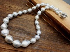 白蝶真珠　シルバーカラー　バロックネックレス　46ｃｍ　素材証明付