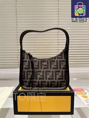 【今日特価】FENDI Crescent Armpit Bag / FENDI クレセント アンピットバッグ（21×13cm）-WTO輸入4