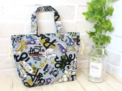 [KO]ハンドメイド　布 バッグ　グレー スニーカー柄 グラフィティ風 ストリート系 ポップ 巾着 ランチ 通学 習い事 おでかけ