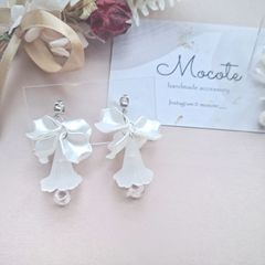 ベルの花  クリアの実   マットホワイト  花びら  パールホワイト  シルバー  ピアス / イヤリング