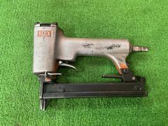 【ジャンク品】MAX 型式不明 エアタッカ 塗装剥がれ有・先端パーツズレ有・現状品⑥(ク-9)