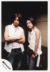 【中古】生写真(ジャニーズ) 関ジャニ∞/大倉忠義 ・渋谷すばる/膝上・白ベスト・インナー白・大倉忠腕組み・渋谷両手ポケット・体左向き・背景黒/公式生写真