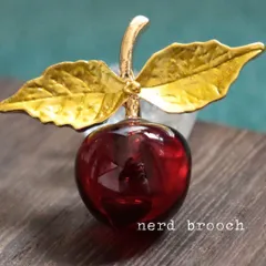 透き通ったさくらんぼのブローチ　アンティーク調 リンゴ チェリー かわいい 新品未使用 シンプル ヴィンテージ調 食べ物 果物 NerD