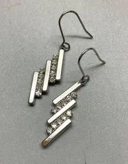 SN118 新品 ダイヤ？ スティック ライン シルバー デザイン ピアス 重さ3.5g