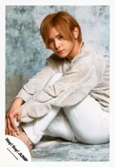【中古】生写真(ジャニーズ) Hey! Say! JUMP/山田涼介/全身・座り・衣装グレー・白・左向き・両手重ね・背景グレー/アルバム「DEAR.」ジャケ写撮影オフショット/公式生写真