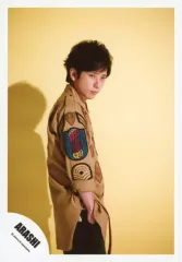 【中古】生写真(ジャニーズ) 嵐/二宮和也/膝上・衣装茶・右手ポケット・体右向き・横向き・背景黄/「Are You Happy?」ジャケ写撮影＆「Don’t You Get It」PV撮影/公式生写真
