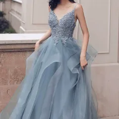 小花柄の様なデザインにフリルスカートがオシャレなロングドレス