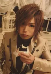 【中古】生写真(男性) ゴールデンボンバー/鬼龍院翔/上半身・衣装グレー黒・左手おにぎり・背景白黒/HAPPY BIRTHDAY!! 2013.06.20 29TH Anniversary/メモリアルフォトアルバム