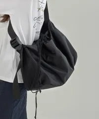 ショルダーバッグ 大容量 ナイロン鞄 黒