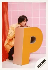 【中古】生写真(ジャニーズ) Sexy Zone/菊池風磨/全身・しゃがみ・衣装黄色・オブジェ「P」・背景ピンク/「Sexy Zone POP×STEP!? TOUR 2020」グッズオフショット/公式生写真