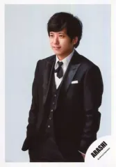 【中古】生写真(ジャニーズ) 嵐/二宮和也/上半身・衣装白黒・両手ポケット・体左向き/「ARASHI Anniversary Tour 5×20」グッズオフショット/公式生写真