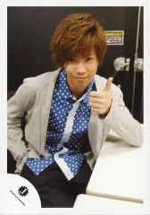 【中古】生写真(ジャニーズ) ジャニーズJr./神宮寺勇太/膝上・座り・衣装グレー・黒・青・水玉・右手ポケット・左手親指立て・背景黒/「Sexy Zone Sexy Power Tour」パンフレット撮影オフショット/公式生写真