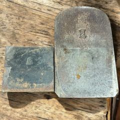 某有名オークション買入 鉋 大工具 宮大工 共裏 古道具 飾り 台付き [東光] 銘あり 作家物 特殊焼入