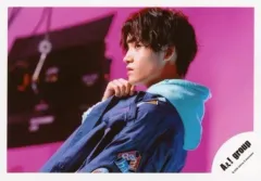 【中古】生写真(ジャニーズ) Aぇ! group/佐野晶哉/横型・バストアップ・衣装青・右手顎・左向き・背景ピンク/「Aぇ! group Zepp LIVE 2020 STARTING NOW 413」グッズオフショット/公式生写真
