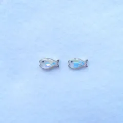 Fish お魚 白ホロ 耳飾り ピアス / 樹脂イヤリングへの変更可能です 小さなアクセサリー 偏光オーロラホログラム フィッシュ