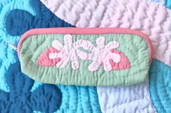 在庫一掃セール!!シンプルペンケース 　ガーデニア セルドングリーン ハワイアンキルト ポーチ