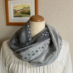 グレー濃淡の北欧柄波模様バイカラーふんわりダブルガーゼスヌード（シングル、ねじりあり）播州織