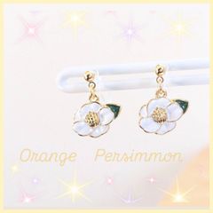 純粋な白い椿をモチーフにしたハンドメイドイヤリング/ノンホールピアス